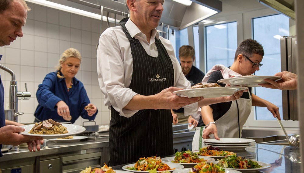 Bürgermeister Georg Willi und seine Frau Katharina kochten für die MitarbeiterInnen der Berufsfeuerwehr Innsbruck ein adventliches Mittagessen: Salat marinieren, Risotto zubereiten, Fleisch braten und die Köstlichkeiten anrichten. Geschmeckt hat es auch, wie die „Feuerwehrler" nach dem gemeinsamen Verzehr bestätigten.