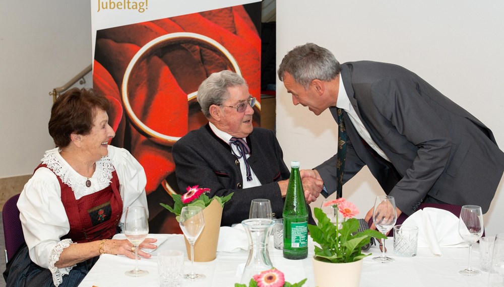 Bürgermeister Georg Willi ehrte kürzlich Innsbrucks Jubelhochzeitspaare. Zahlreiche Ehepaare, die ihre Goldene, Diamantene oder Eiserne Hochzeit hatten, fanden in den Ursulinensälen zusammen, um ihre jahrzehntelangen Bindungen gebührend und stimmungsvoll zu feiern.