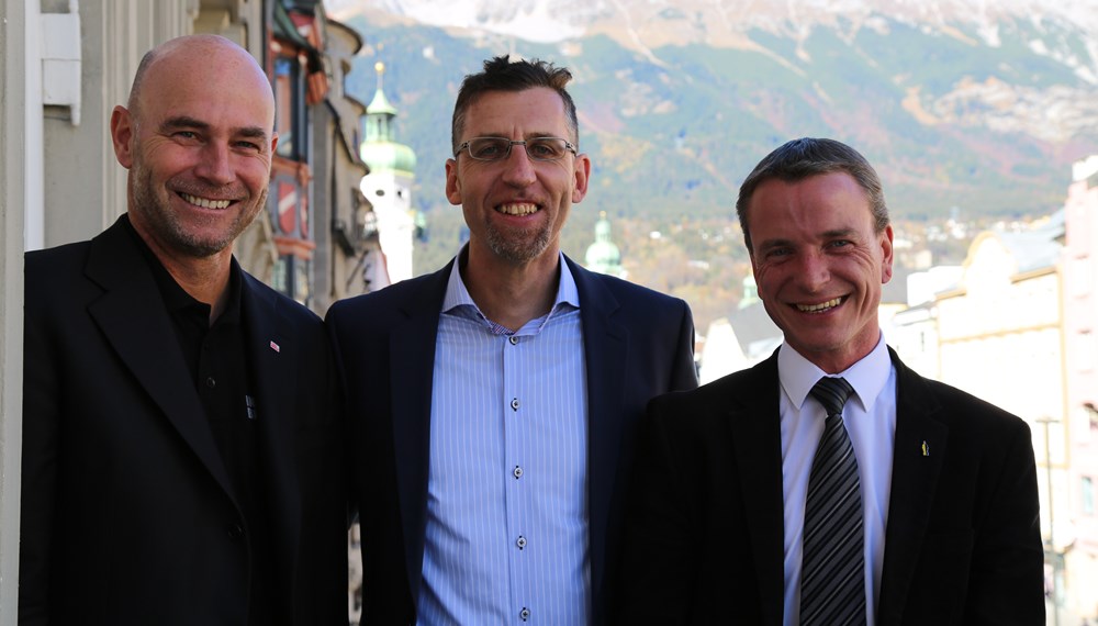 Der General Manager des FC Wacker Innsbruck, Alfred Hörtnagl (Mitte), war zu Besuch im Rathaus bei Sportreferent und Vizebürgermeister Christoph Kaufmann und Sportamtsleiter Romuald Niescher.