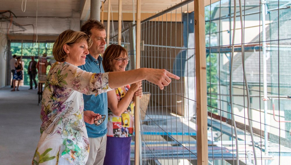 Kürzlich begingen zahlreiche Ehrengäste, darunter Bürgermeisterin Christine Oppitz-Plörer und Direktor Michael Martys, die Firstfeier bei der neuen Zoo-Gastronomie des Alpenzoos begangen.