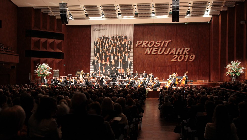 Mit seinem traditionellen Neujahrskonzert läutete das Tiroler Symphonieorchester Innsbruck am 1. Jänner das Maximilianjahr 2019 feierlich ein. Unter den zahlreichen, musikbegeisterten Besucherinnen im Congress Innsbruck waren auch Landeshauptmann Günther Platter sowie Bürgermeister Georg Willi.
